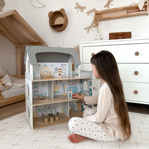 Baltas medinis lėlių namelis su terasa ir priedais