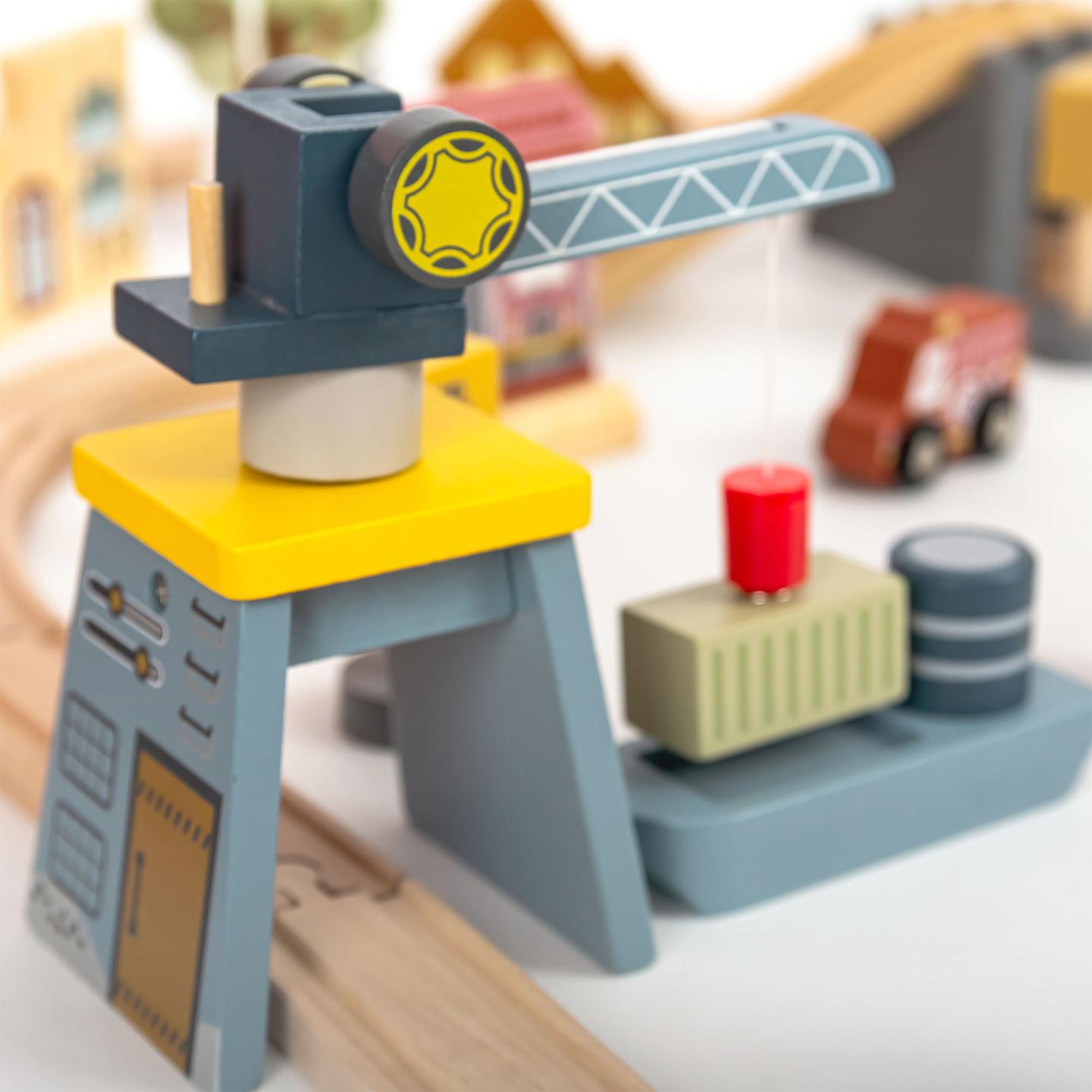 Medinis miesto geležinkelis su elektriniu traukiniu – judančiu kranu, laivu, tiltais