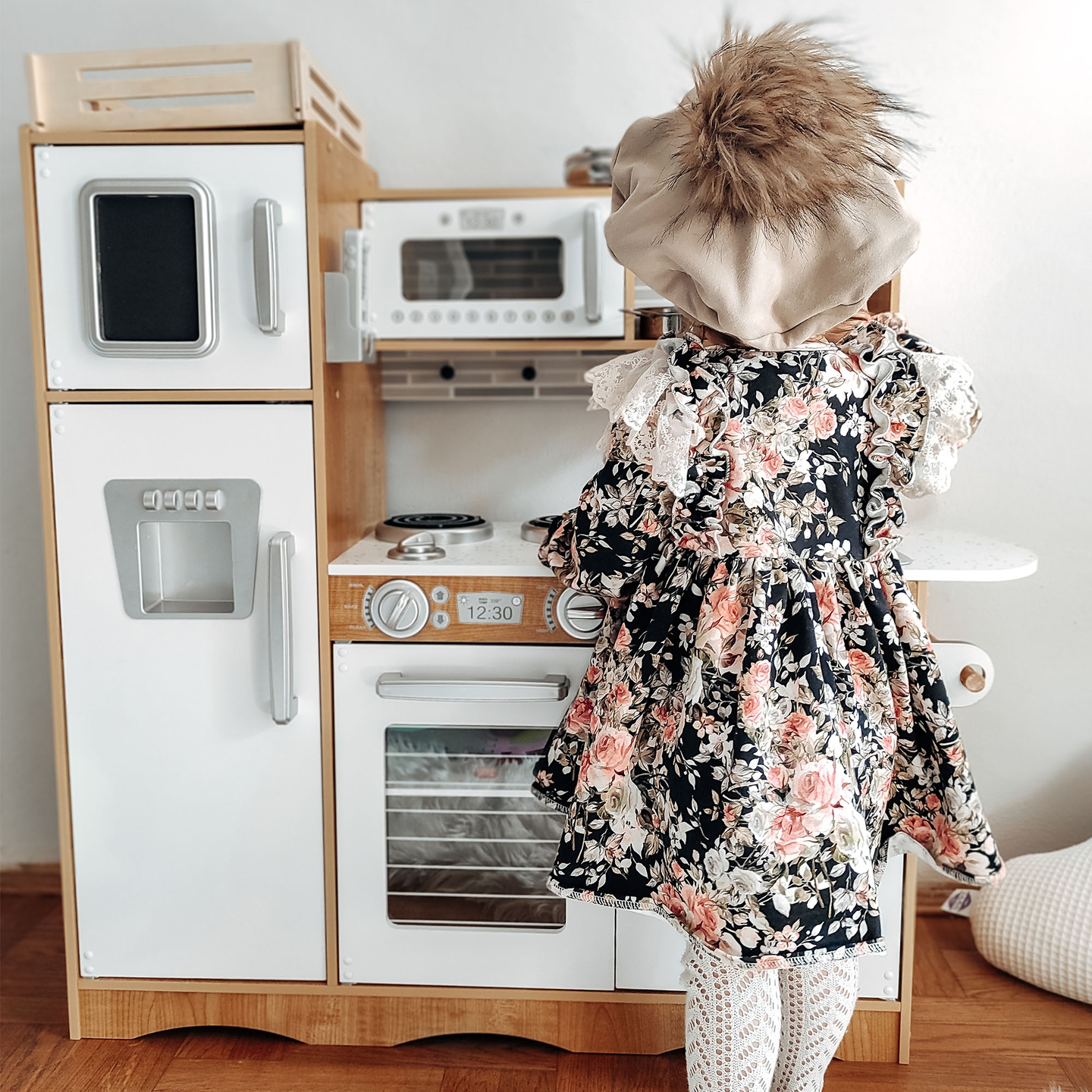 XXL medinė virtuvė su LED apšvietimu, prijuoste ir priedais