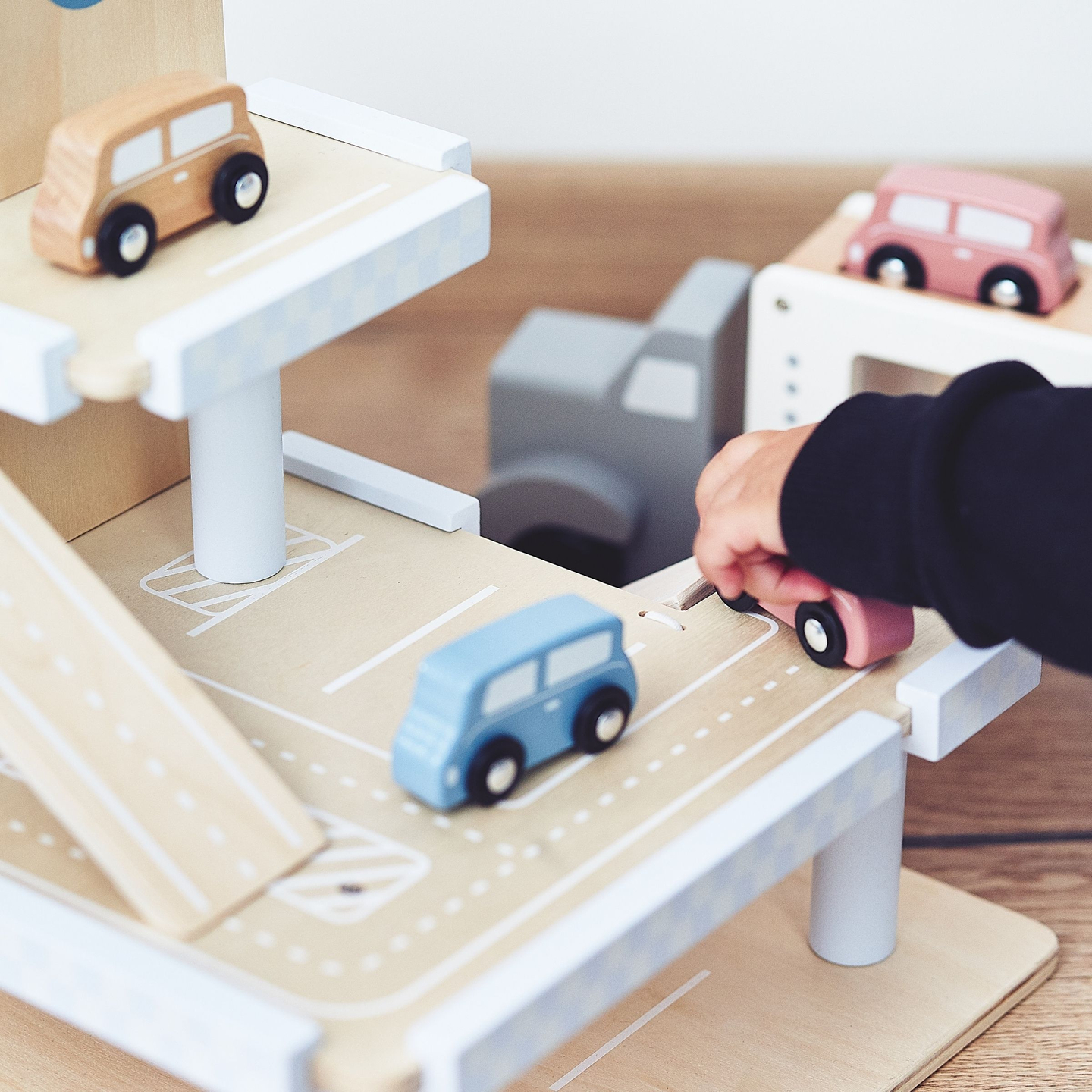 Medinė trijų aukštų automobilių stovėjimo aikštelė su liftu - garažas automobiliams ir sraigtasparniui