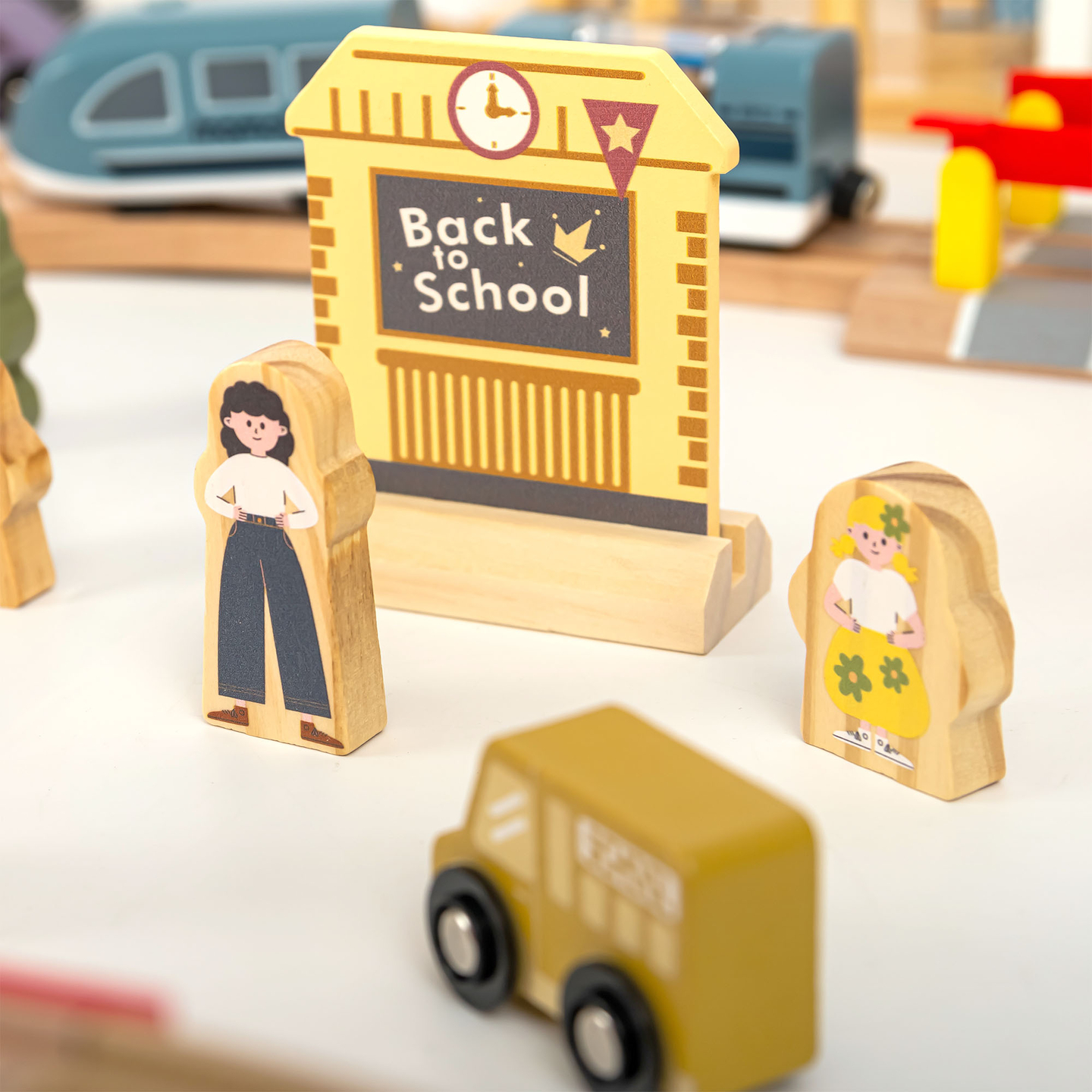 Medinis miesto geležinkelis su elektriniu traukiniu – judančiu kranu, laivu, tiltais