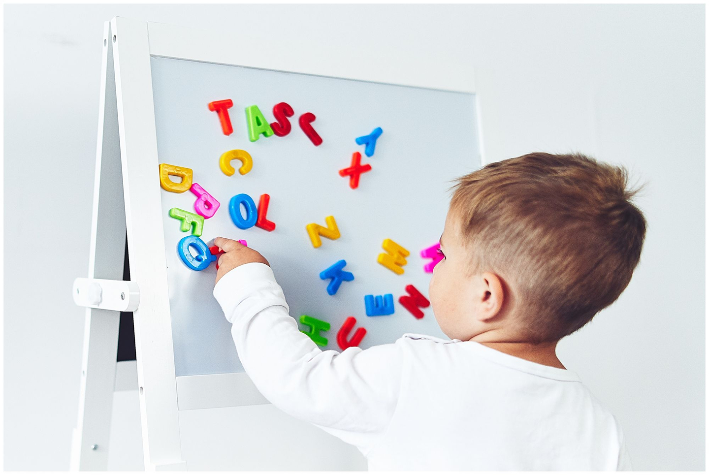 Edukacinė dvipusė lenta: magnetinė ir kreidinė - sausai nuvaloma, medinė, skirta vaikams, sulankstoma