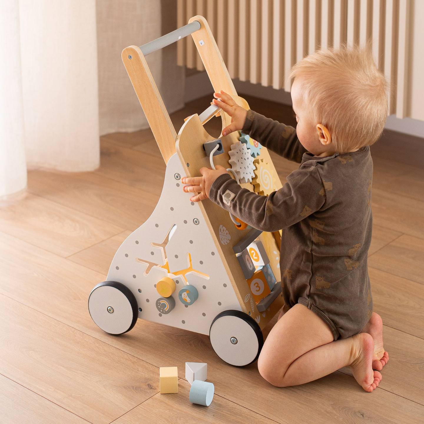 Edukacinė medinė vaikštynė 8in1 / kūdikių stumdyklė - manipuliacinė lenta