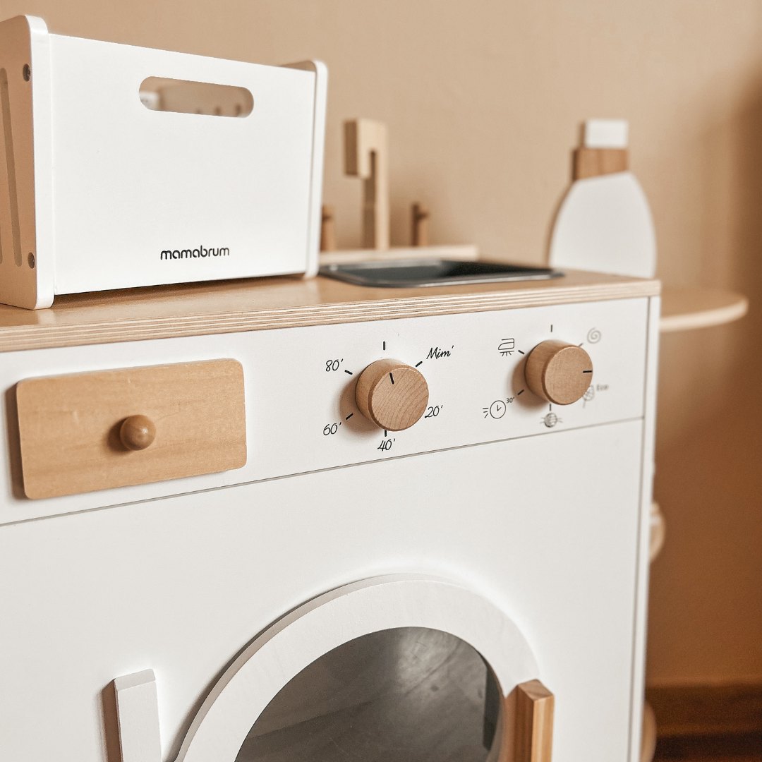 Medinė skalbimo mašina su lygintuvu, krepšeliu ir skalbimo skysčiu