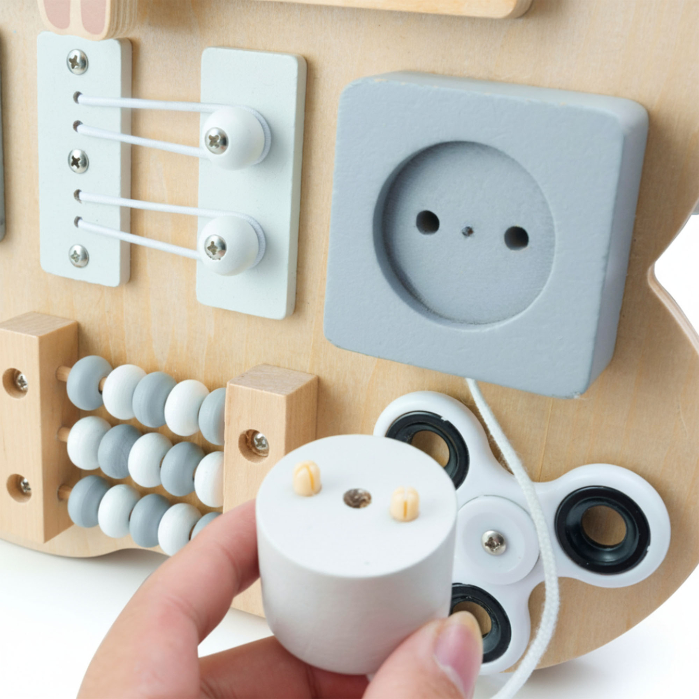 Medinė Montessori meškiuko manipuliacinė lenta - sensorinis savarankiškumo mokymasis: lipdukas, kaištis, labirintas, spragtelėjimo rankenėlė