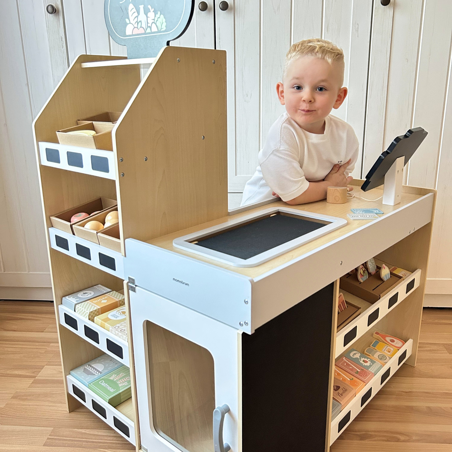 Medinis daržovių turgus - didelis XXL prekystalis, parduotuvė su žaisliniu kasos aparatu