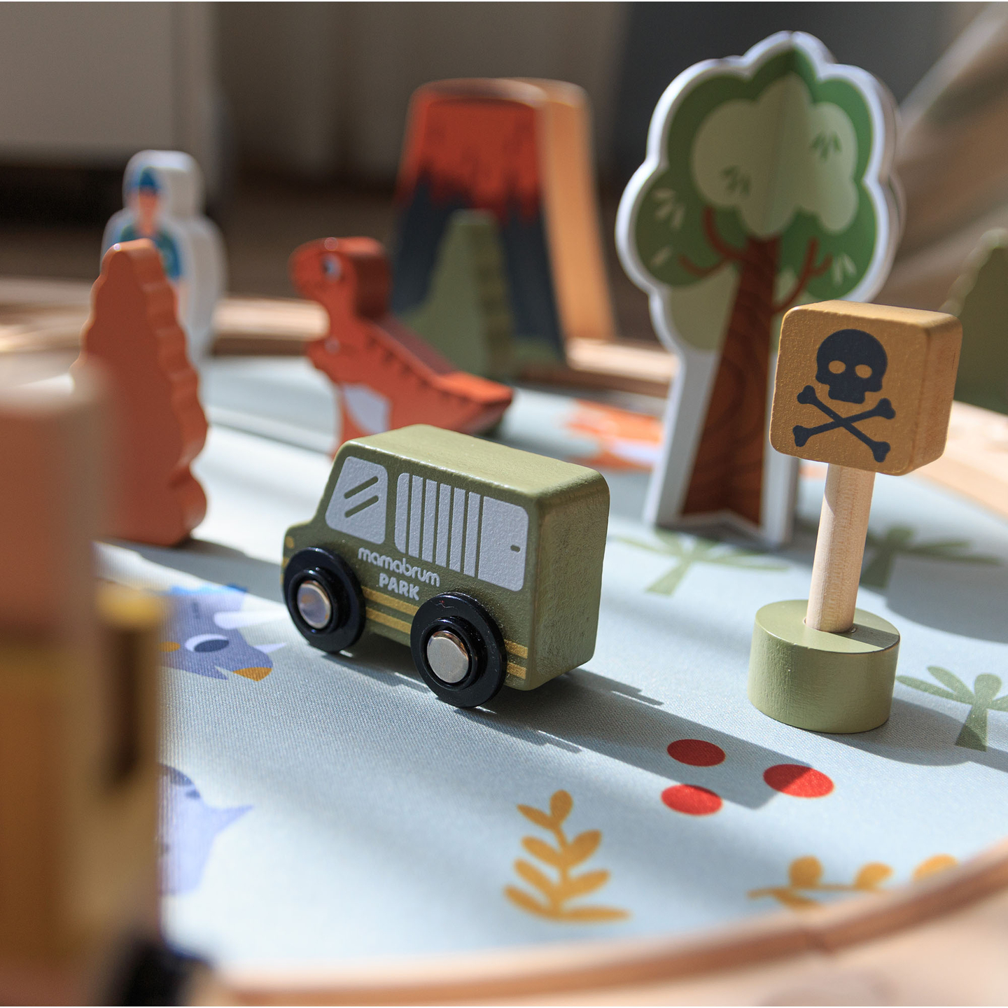 Dino parko medinis traukinukas su neslystančiu kilimėliu - dinozaurai, traukinukas, bėgiai, ugnikalnis, varpas