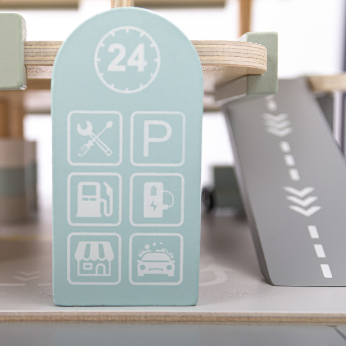 Medinis, trijų aukštų garažas vaikams su priedais – automobilių stovėjimo aikštelė, degalinė, automobilių plovykla, sraigtasparnis