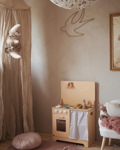 Medinė virtuvė su prijuoste, priedais ir LED apšvietimu