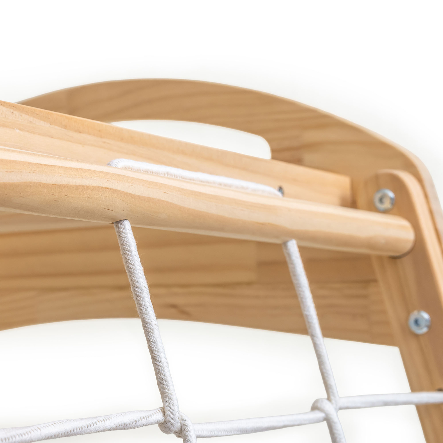 Medinė žaidimų aikštelė viduje su sūpynėmis, gimnastikos žiedais ir laipiojimo tinklu