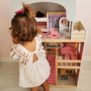 Didelis medinis trijų aukštų lėlių namelis su terasa, baldų komplektu ir LED apšvietimu!