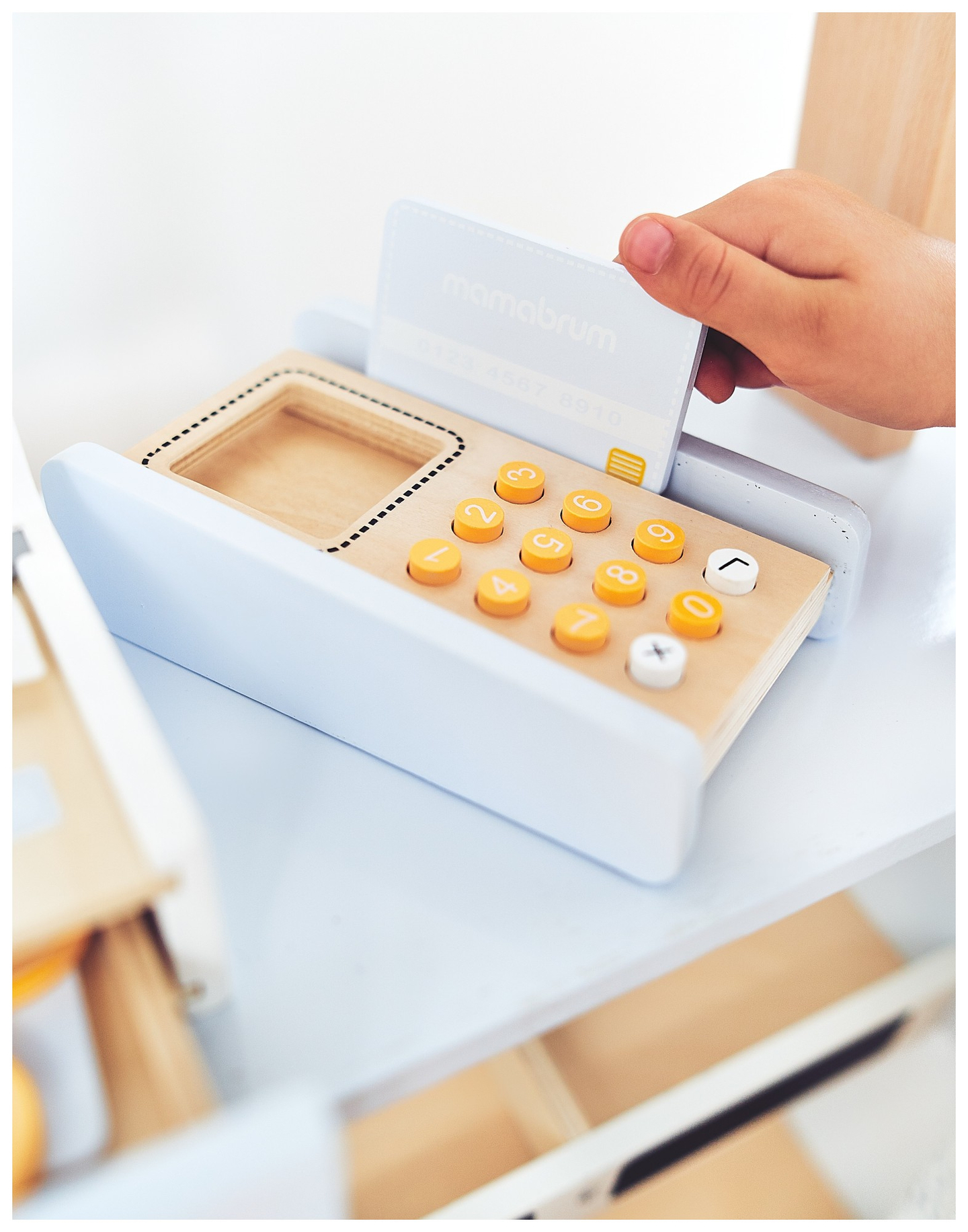 Daržovių parduotuvė - medinis prekystalis su dėžėmis, kasos aparatu ir terminalu