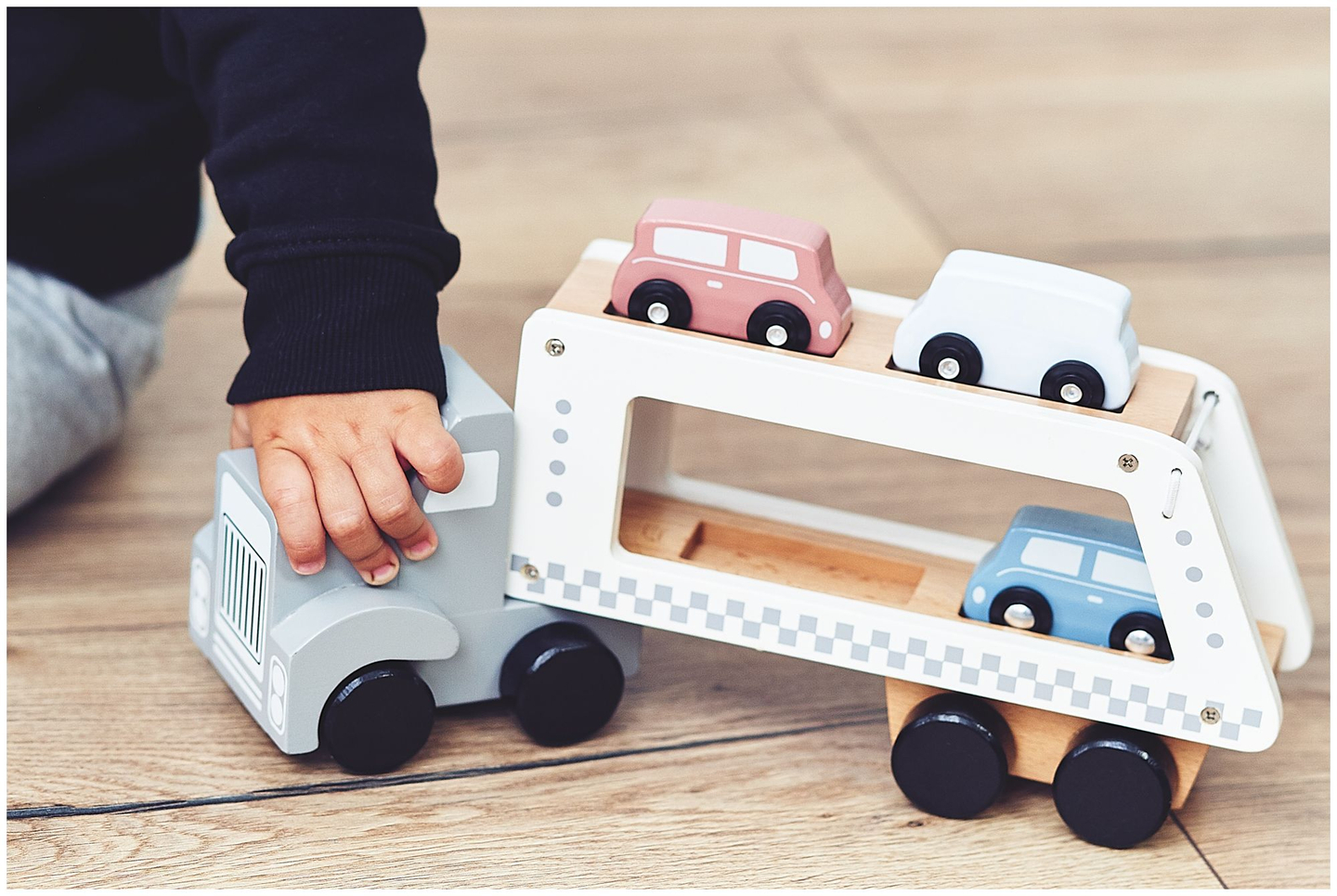 Medinė sunkvežimio priekaba su 4 automobiliais