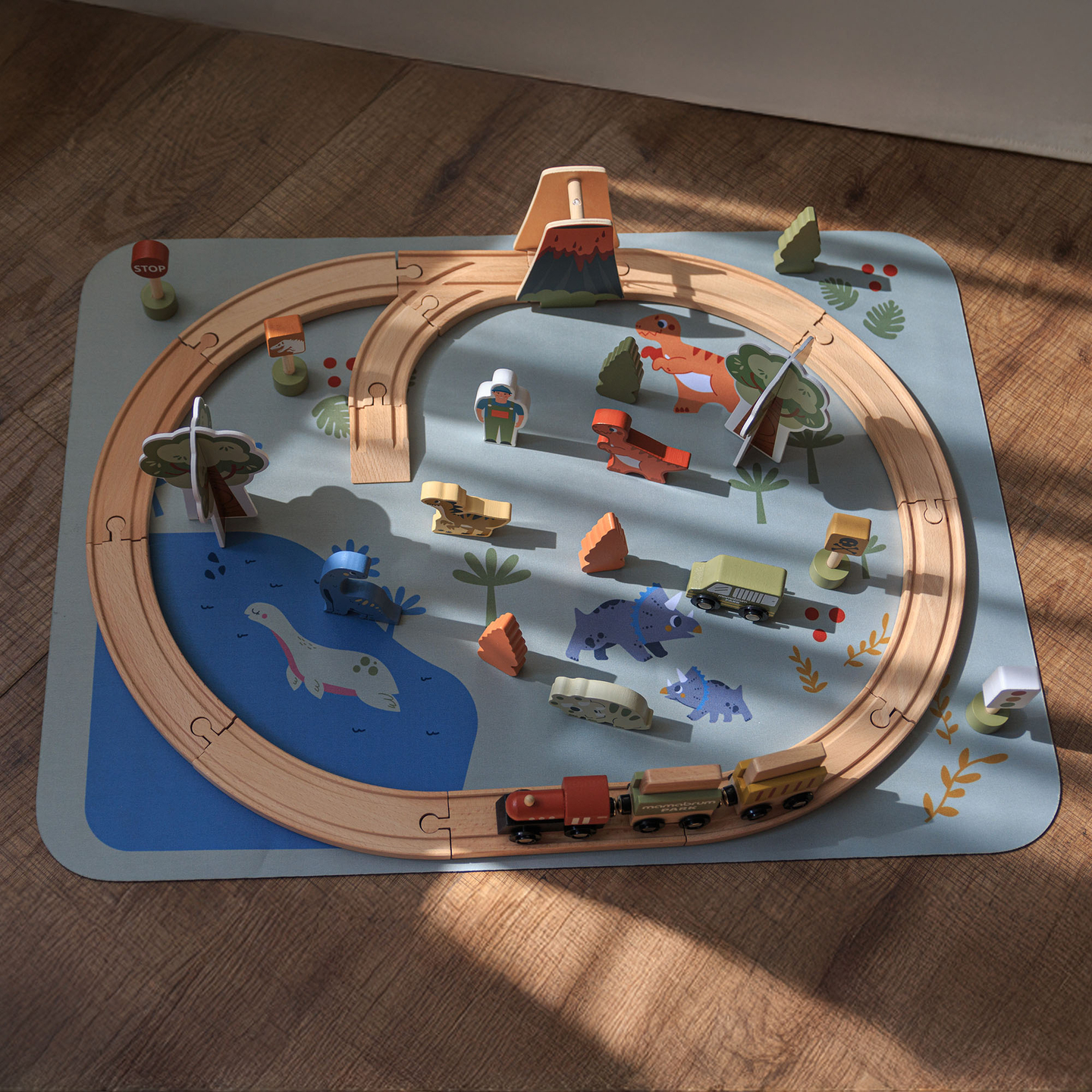 Dino parko medinis traukinukas su neslystančiu kilimėliu - dinozaurai, traukinukas, bėgiai, ugnikalnis, varpas
