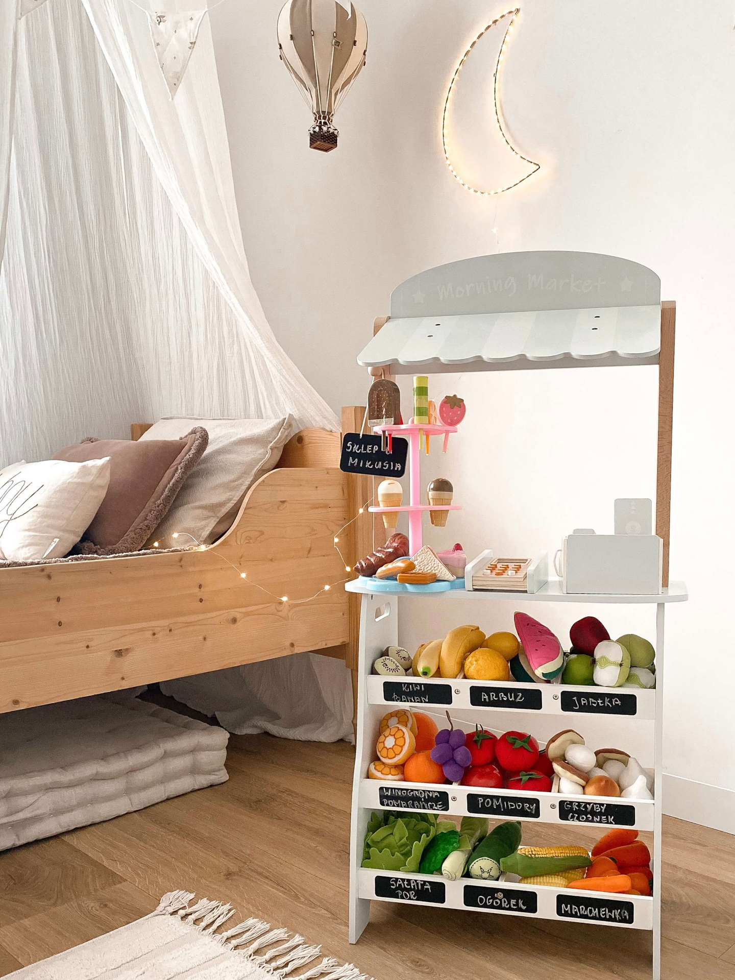 Daržovių parduotuvė - medinis prekystalis su dėžėmis, kasos aparatu ir terminalu