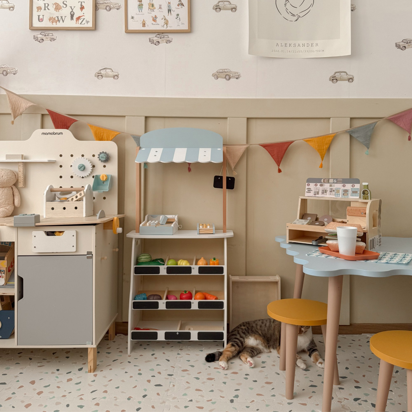 Daržovių parduotuvė - medinis prekystalis su dėžėmis, kasos aparatu ir terminalu