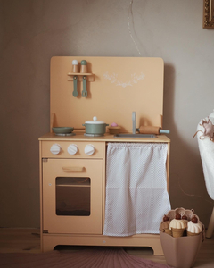 Medinė virtuvė su prijuoste, priedais ir LED apšvietimu