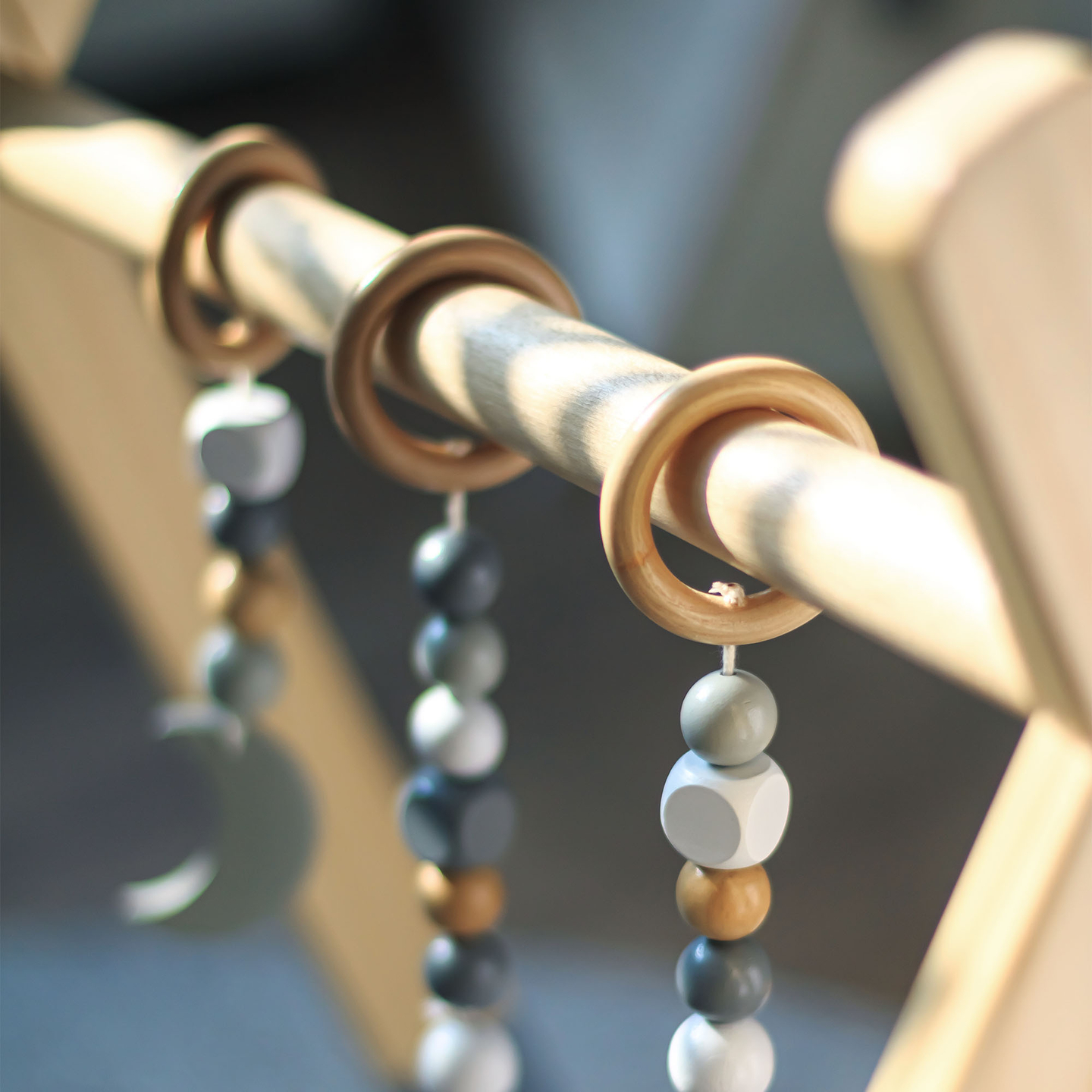 "Baby Gym" medinis lavinimo stendas - pilka spalva