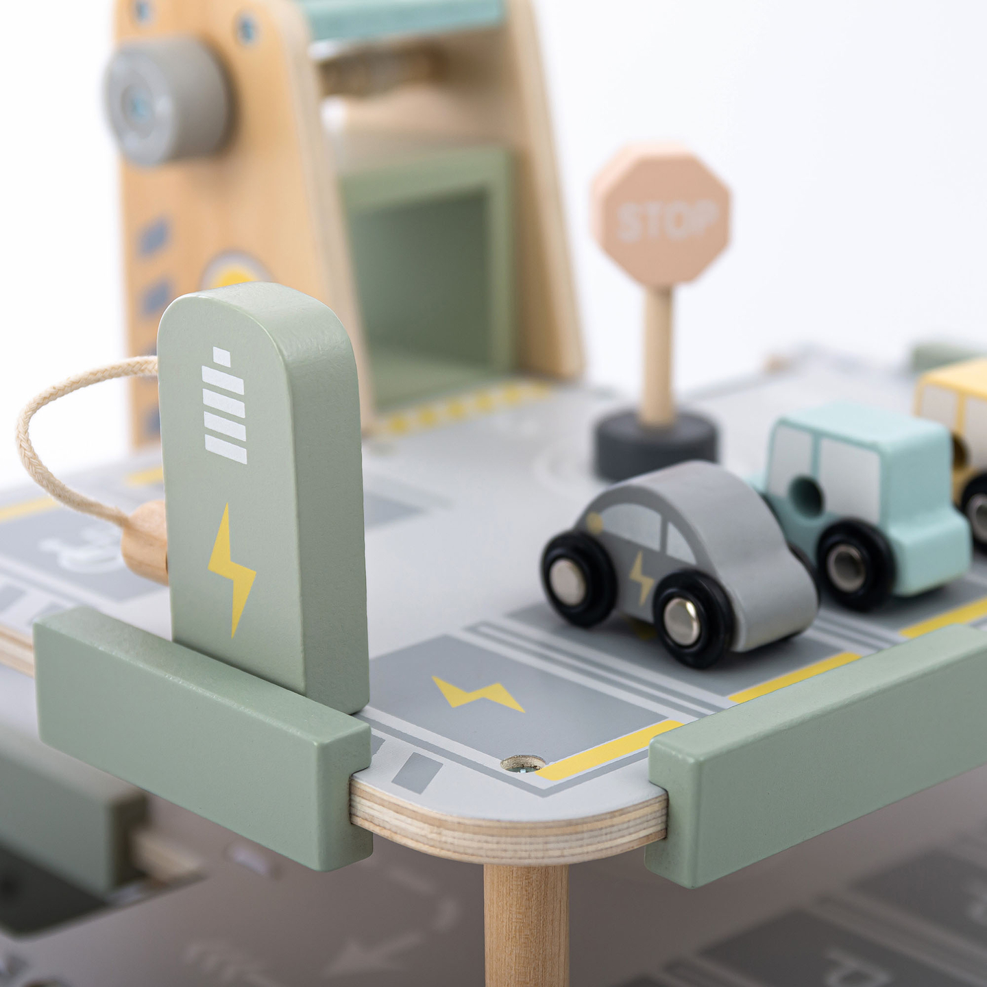 Medinis, trijų aukštų garažas vaikams su priedais – automobilių stovėjimo aikštelė, degalinė, automobilių plovykla, sraigtasparnis