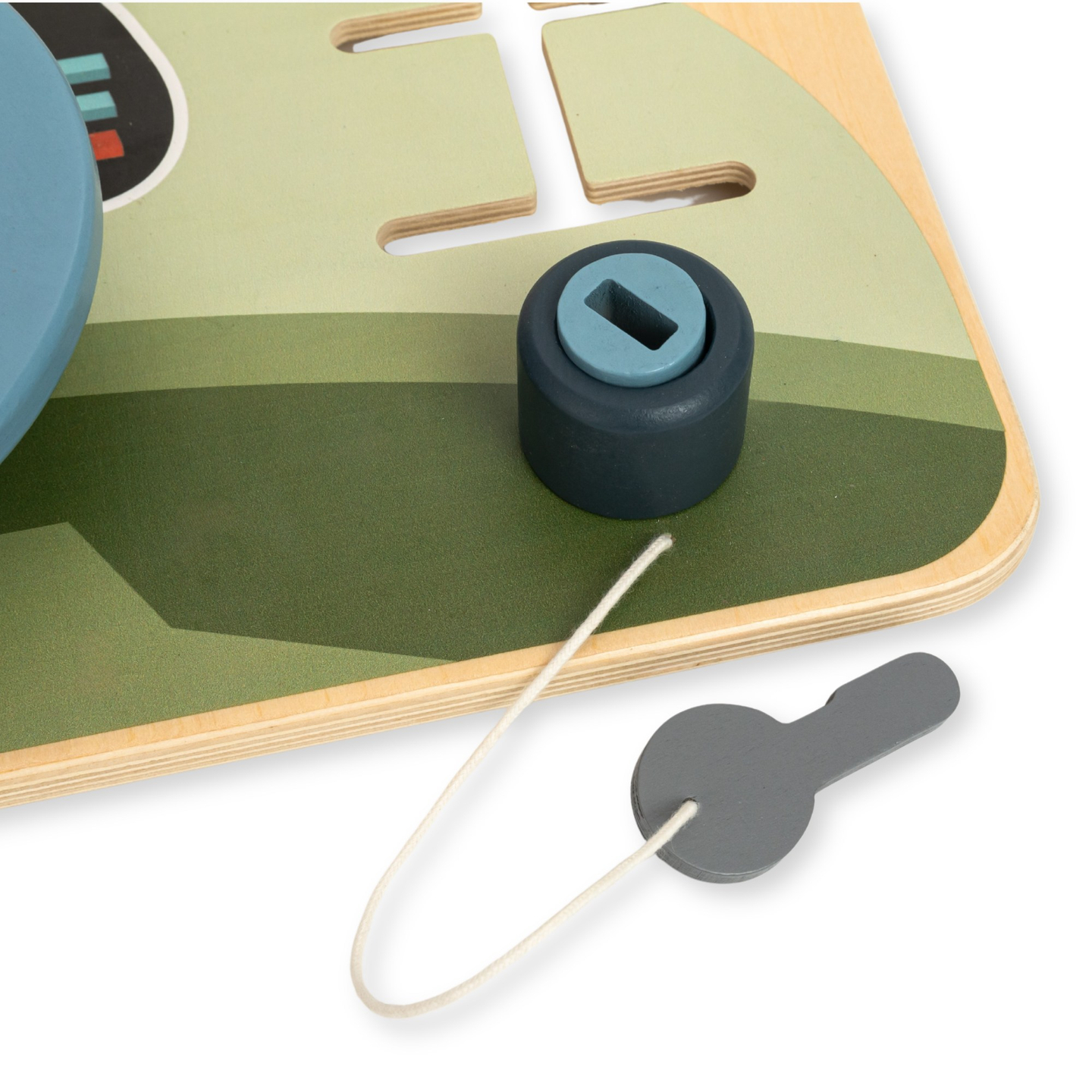 Medinė Montessori lenta 2 viename Vairuotojo ir piloto kabina – vairas, pavarų perjungimo svirtis, kelionių žemėlapiai, radaras