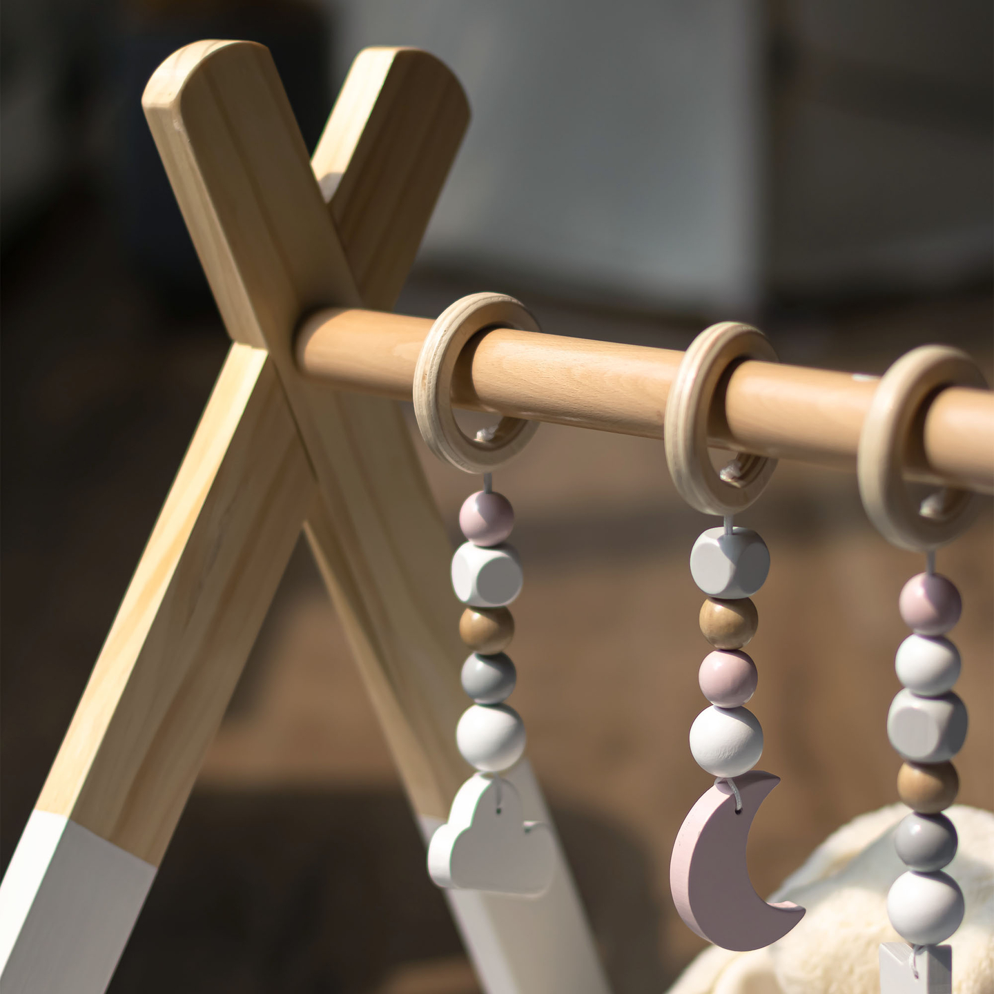 "Baby Gym" medinis mokomasis stendas - baltos spalvos