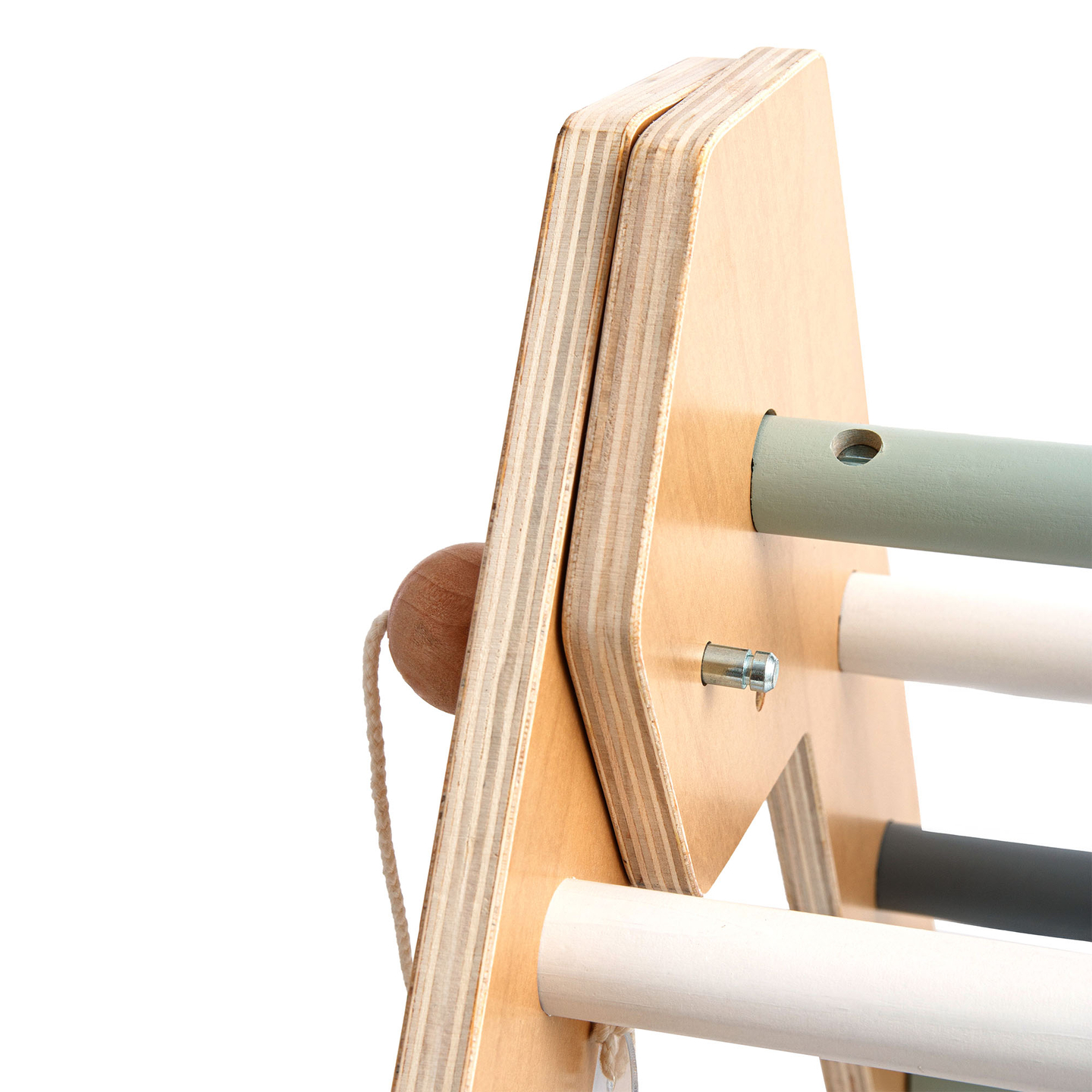 Medinė vaikų žaidimų aikštelė viduje – laipiojimo siena, čiuožykla, laipiojimo arka/suptuvėlė ir Piklerio trikampis