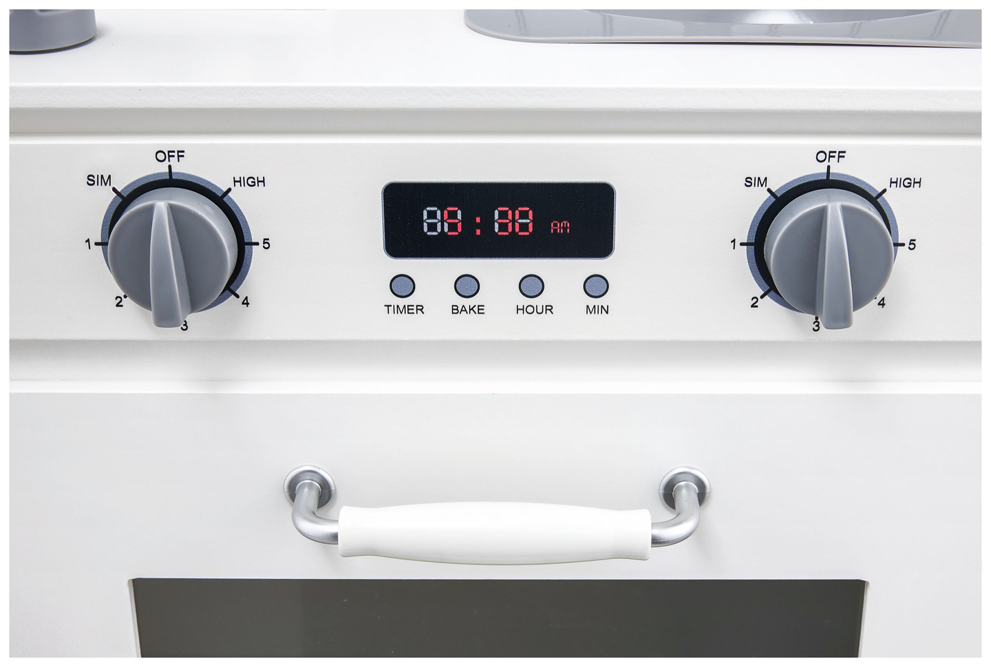 Balta medinė virtuvė su prijuoste, priedais ir LED lempa