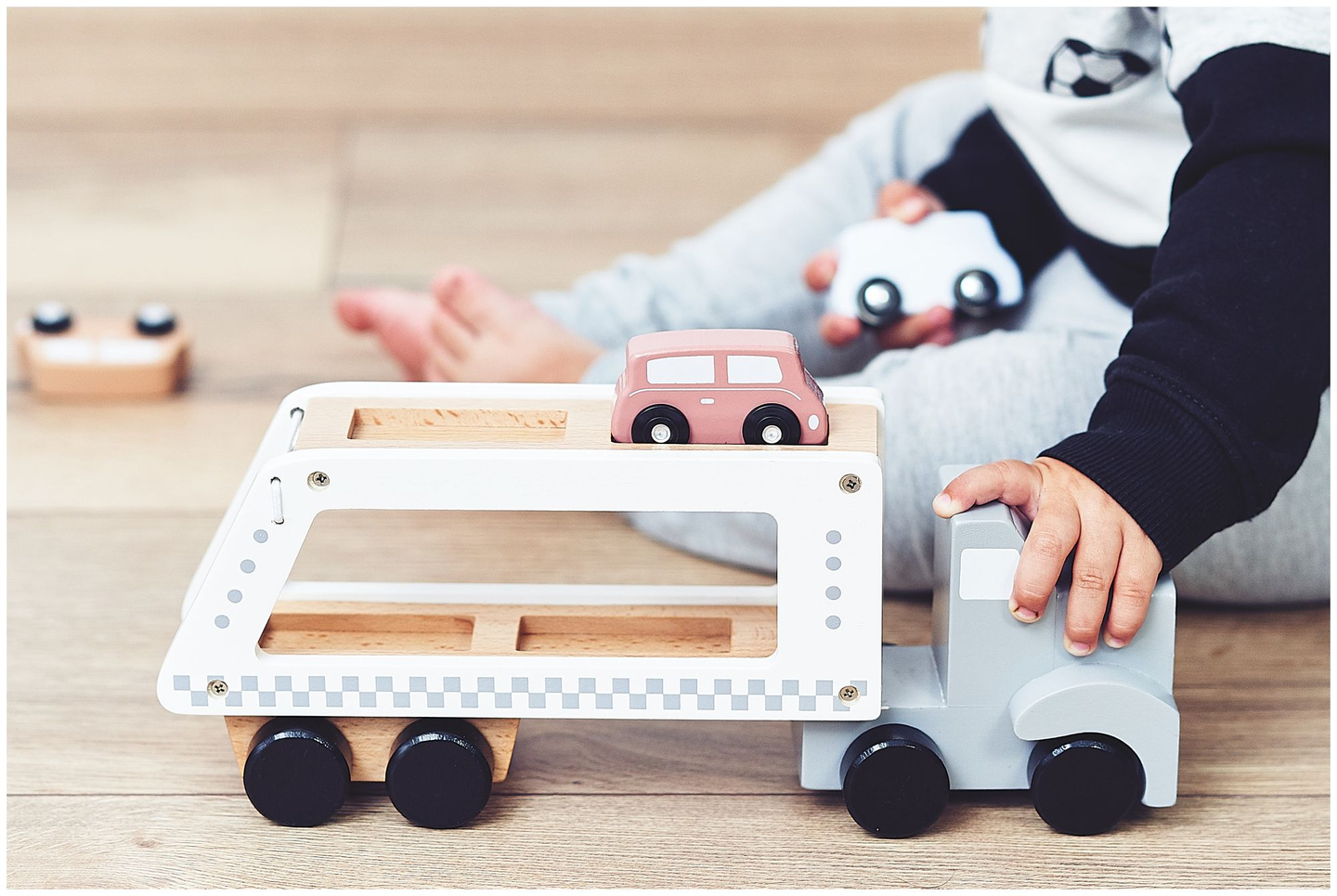 Medinė sunkvežimio priekaba su 4 automobiliais