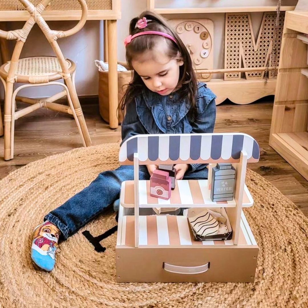 Sulankstoma medinė parduotuvė - kavinė, cukrainė su priedais