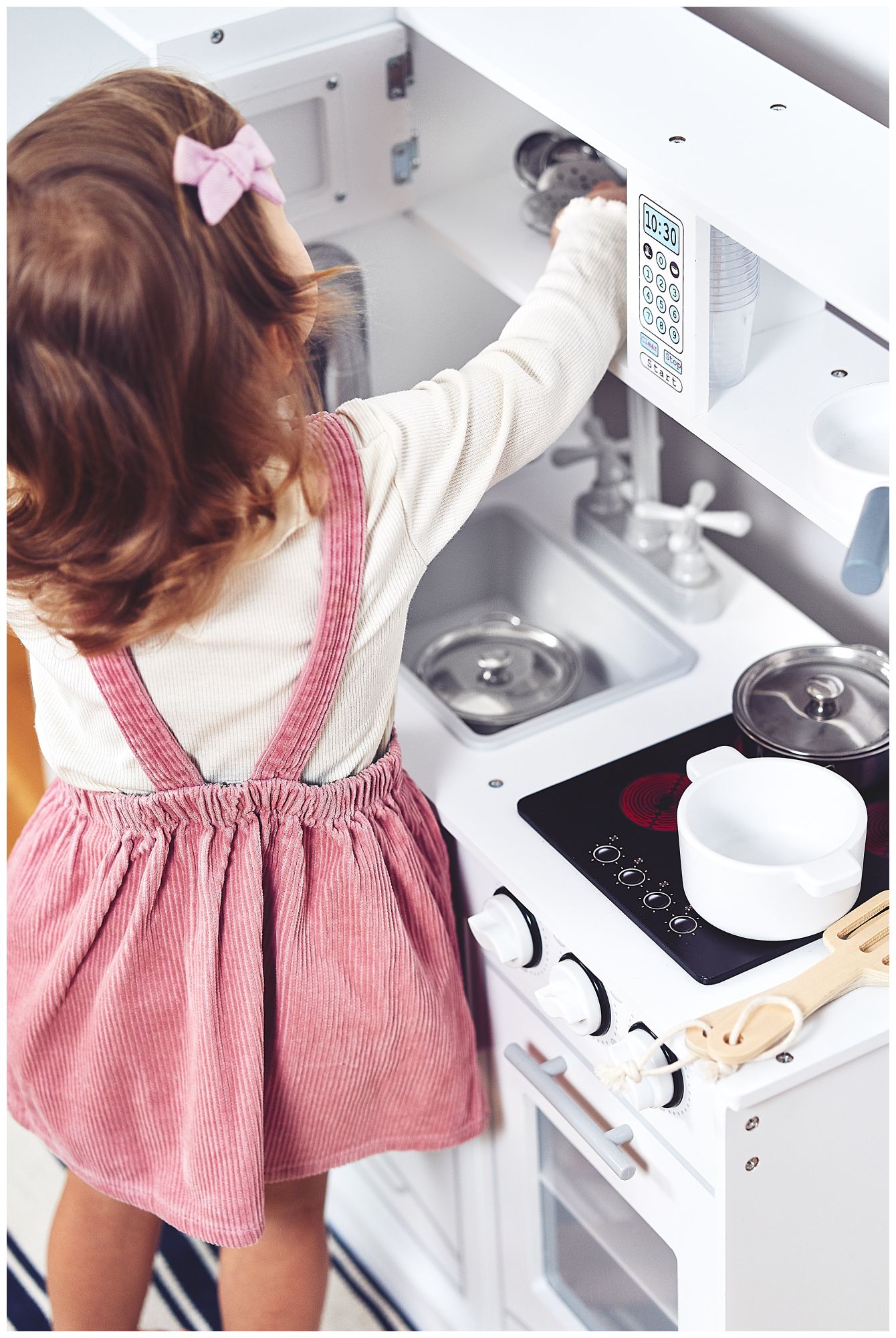 Dideli mediniai balti virtuvės reikmenys ir prijuostė