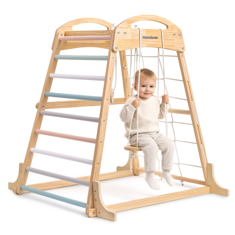 Medinė žaidimų aikštelė viduje su sūpynėmis, gimnastikos žiedais ir laipiojimo tinklu