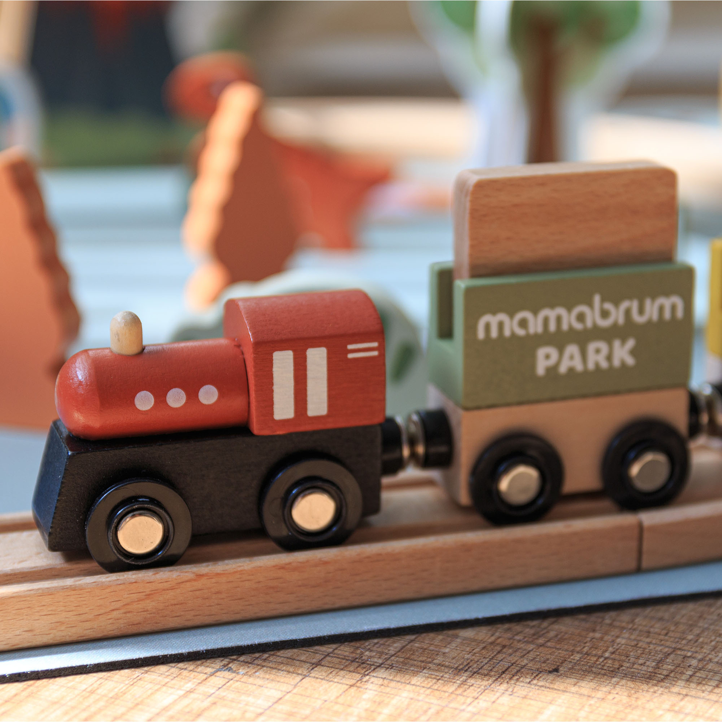 Dino parko medinis traukinukas su neslystančiu kilimėliu - dinozaurai, traukinukas, bėgiai, ugnikalnis, varpas