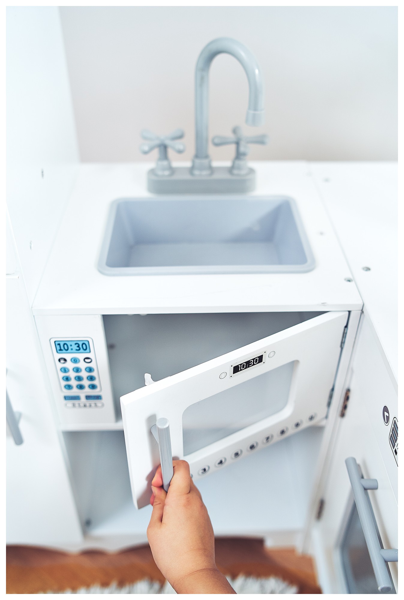 Kampinė medinė XXXL virtuvė su šaldytuvu, orkaite, skalbimo mašina, prijuoste ir priedais