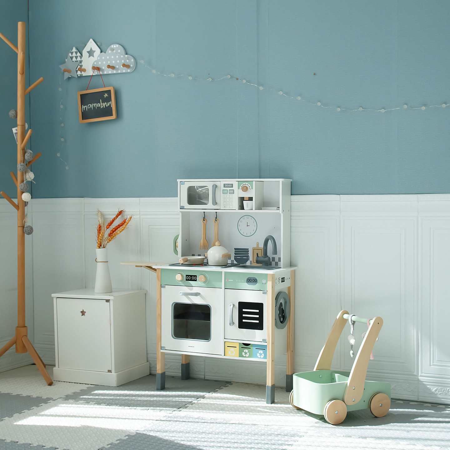 Interaktyvi virtuvė su skalbimo mašina, indaplove ir kreida