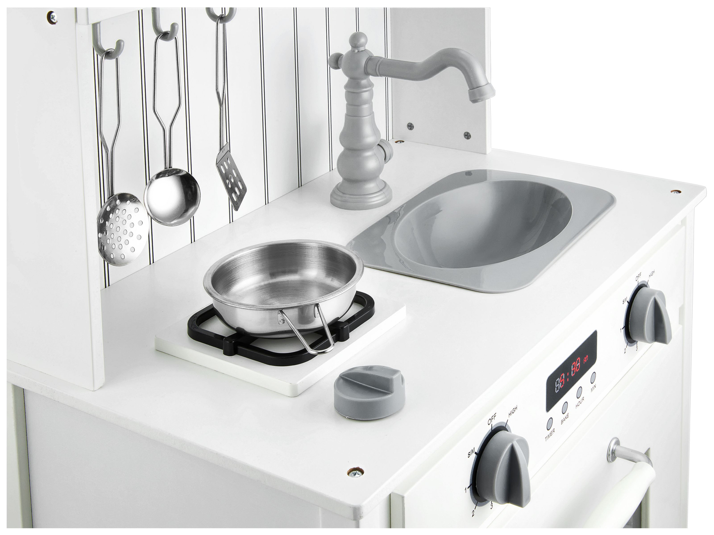 Balta medinė virtuvė su prijuoste, priedais ir LED lempa