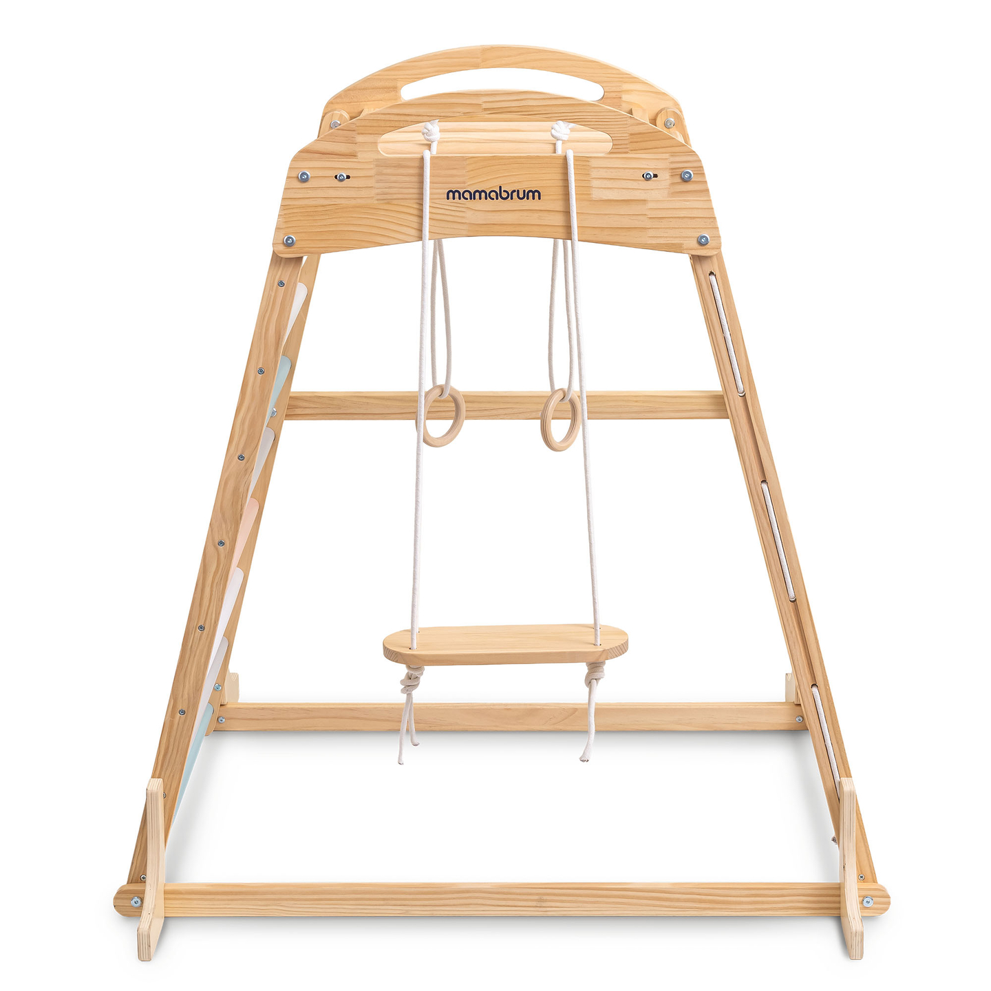 Medinė žaidimų aikštelė viduje su sūpynėmis, gimnastikos žiedais ir laipiojimo tinklu