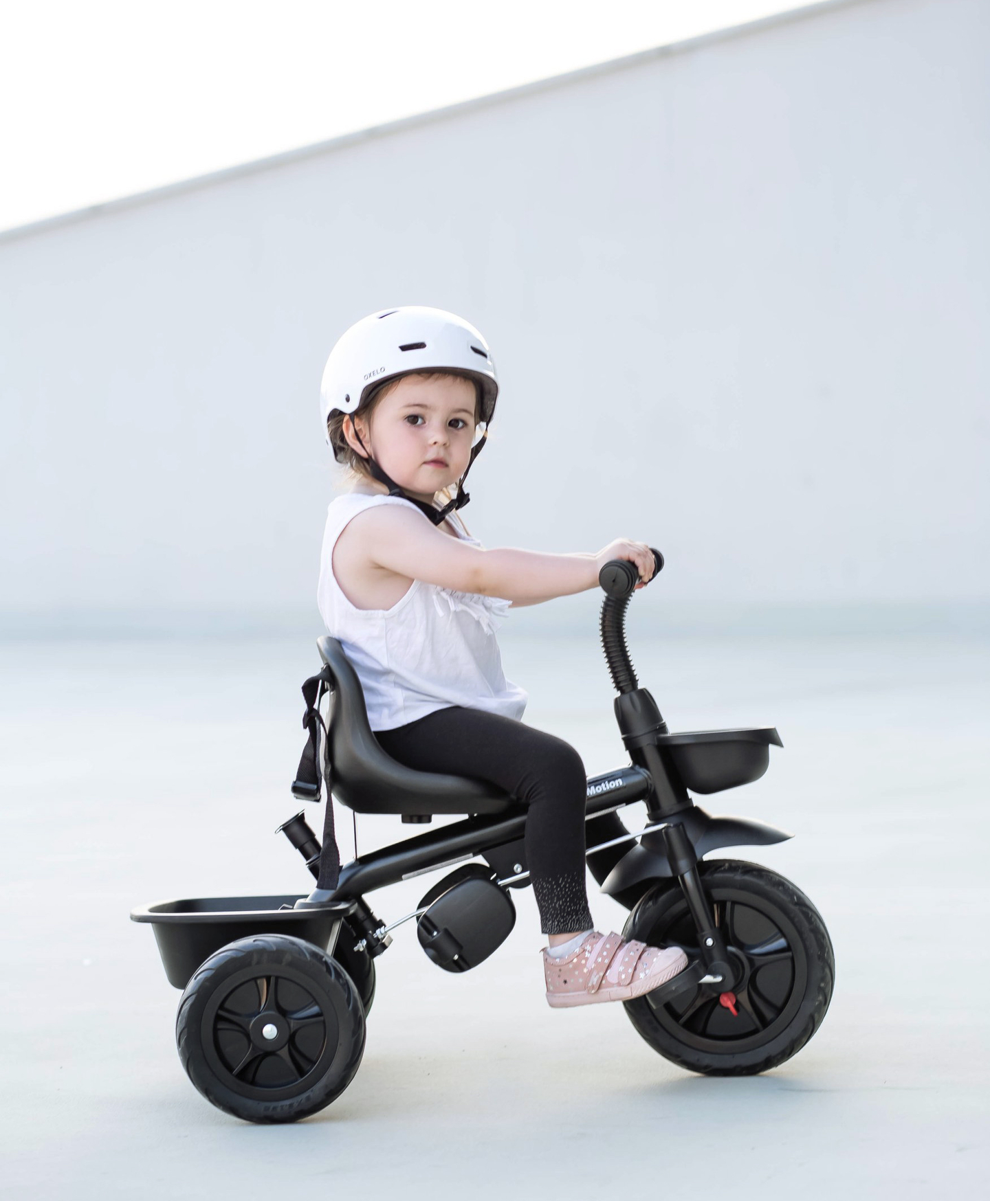 "HyperMotion TOBI VECTOR" triratukas - amžini pripučiami ratai + stūmimo strypas. Spalva: juoda.