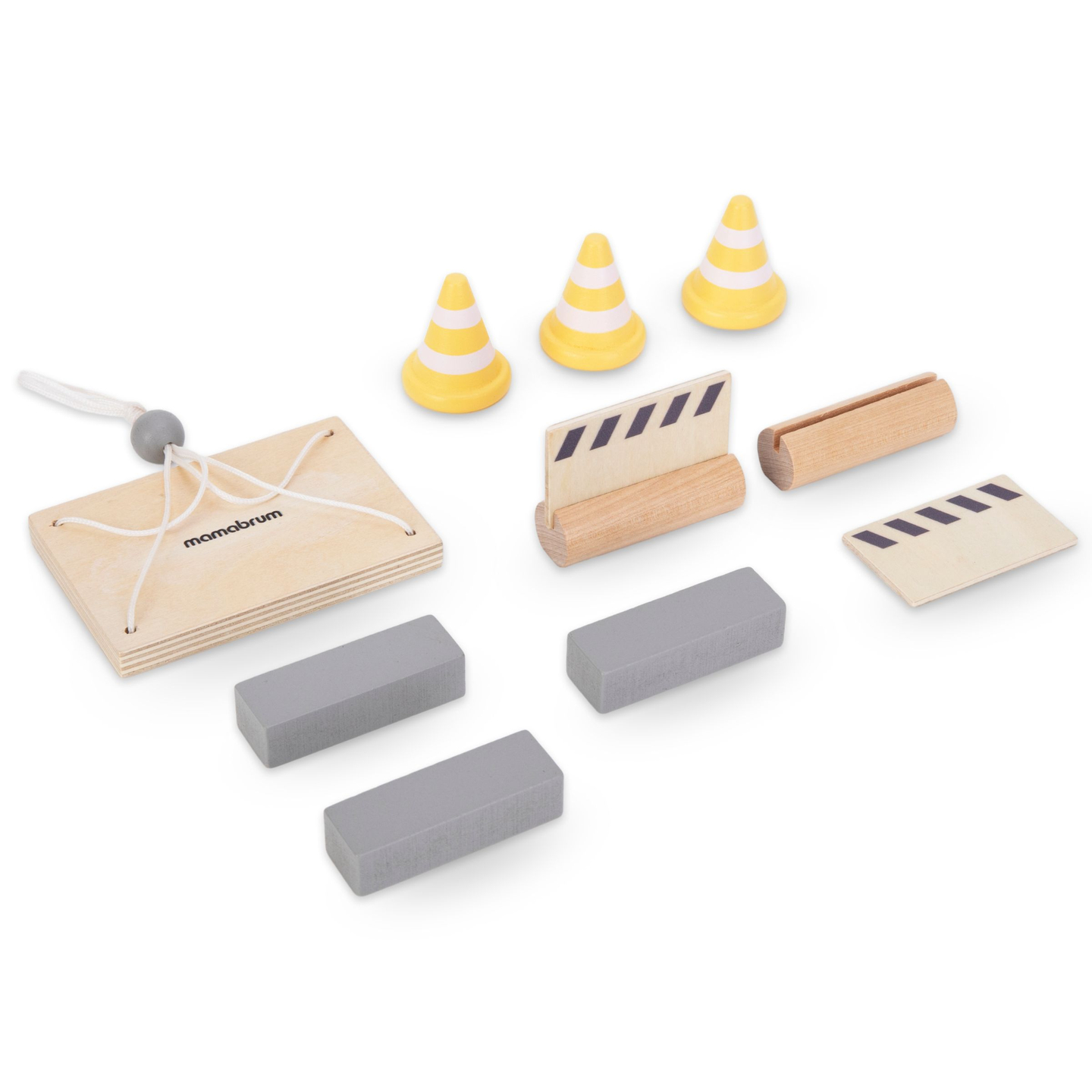 Medinė statybų aikštelė su dideliu mobiliuoju kranu ir transporto priemonėmis, bokštinis kranas