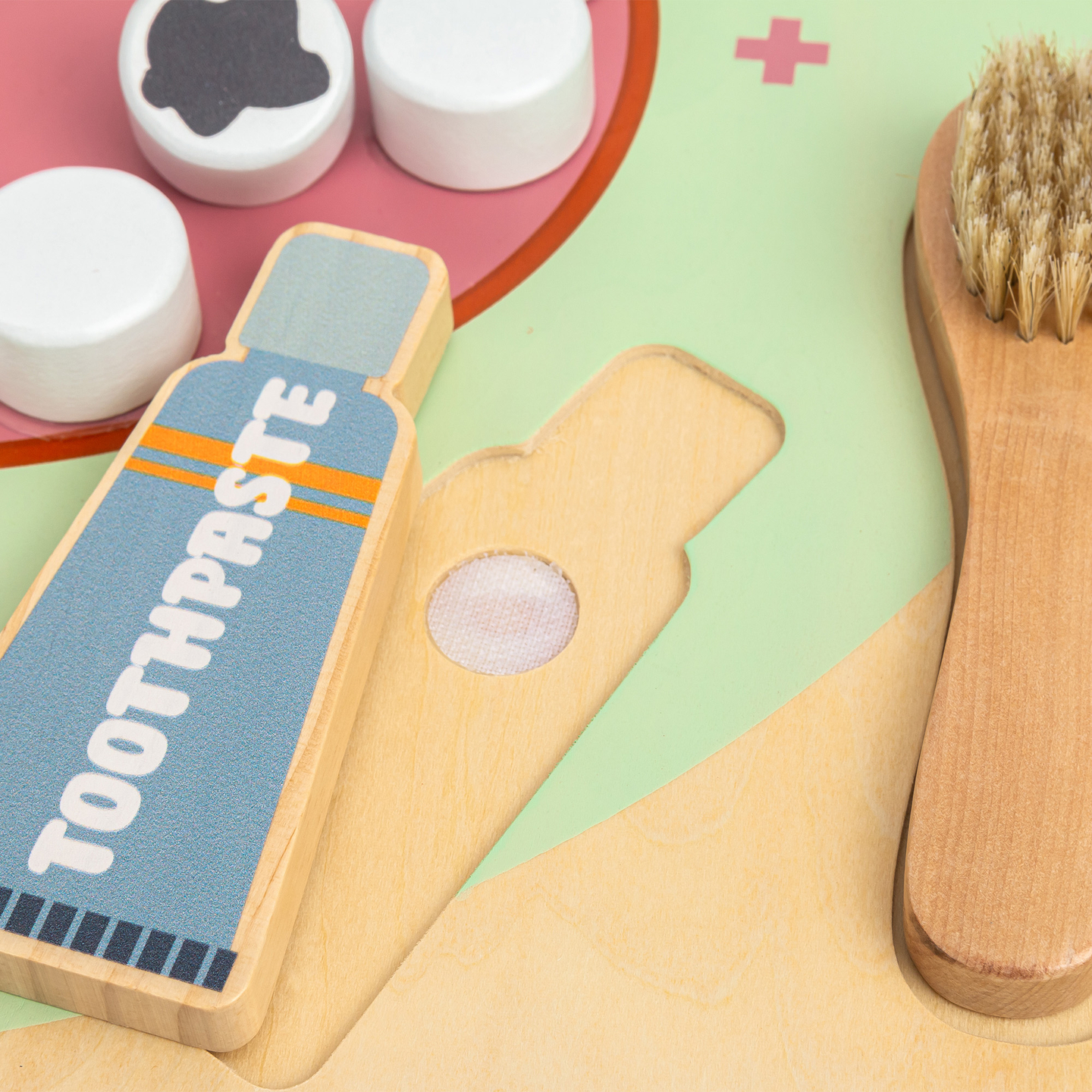 Medinė Montessori edukacinė lenta Mažasis odontologas - dantų šepetėlis, dantų pasta, išimami dantys, veidrodėlis, maistas, mokymosi skoniai