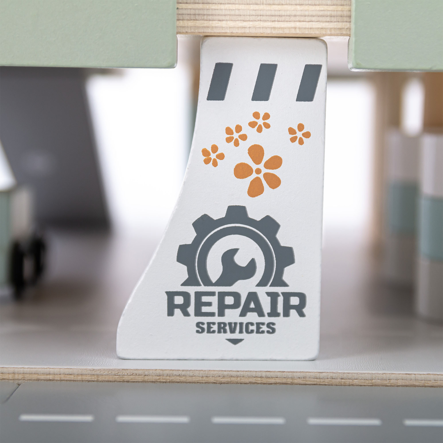 Medinis, trijų aukštų garažas vaikams su priedais – automobilių stovėjimo aikštelė, degalinė, automobilių plovykla, sraigtasparnis