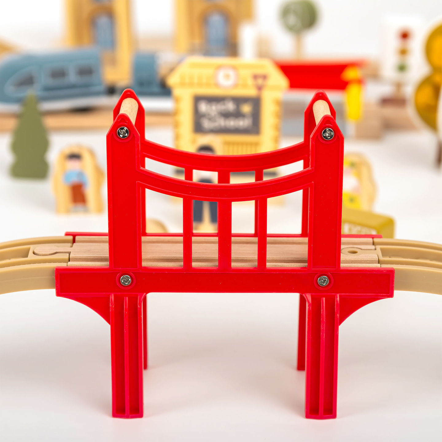 Medinis miesto geležinkelis su elektriniu traukiniu – judančiu kranu, laivu, tiltais