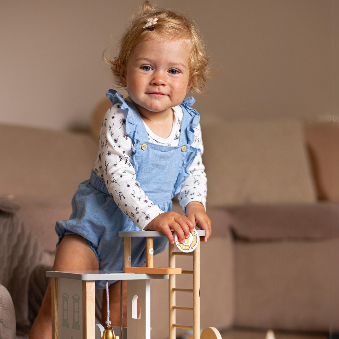 Medinė ugniagesių stotis su priedais, ugniagesių komanda