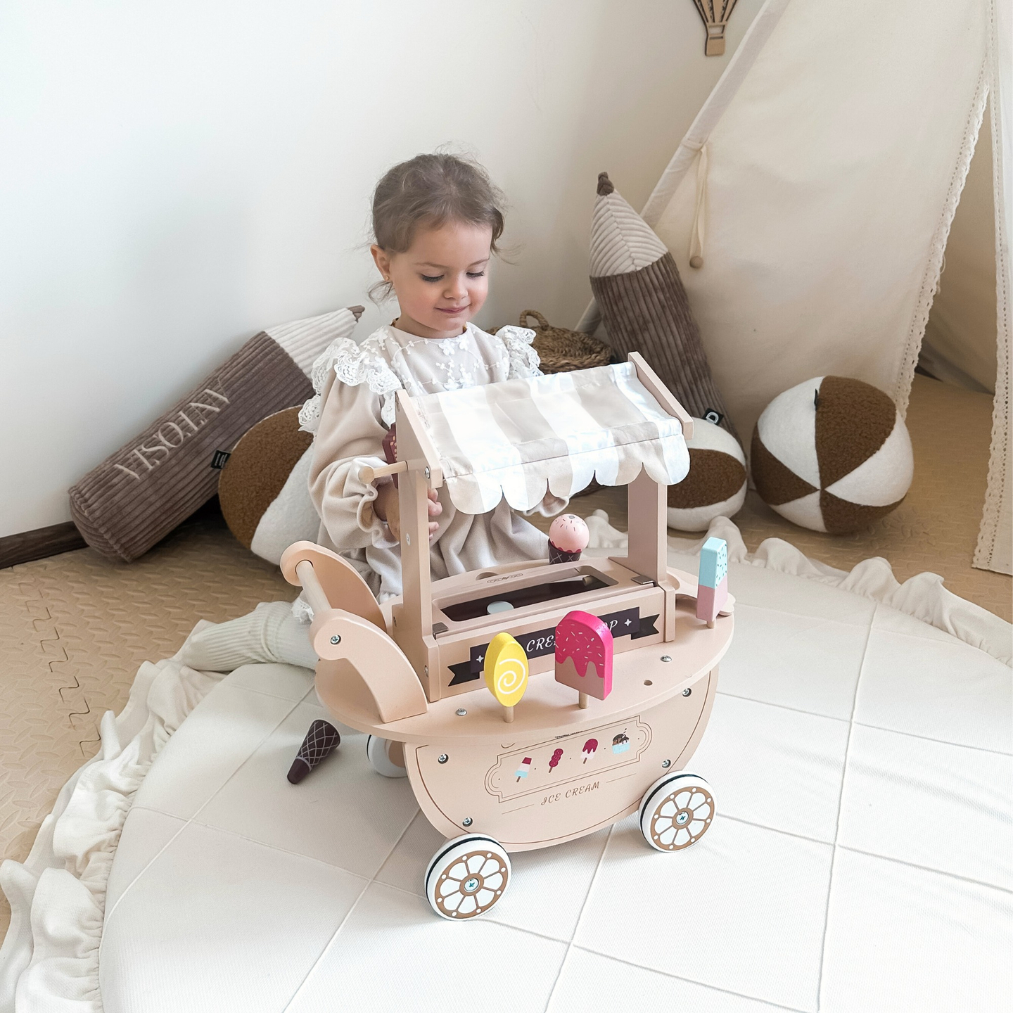 Medinė ledų salė vaikams - vežimėlis ant ratukų su priedais