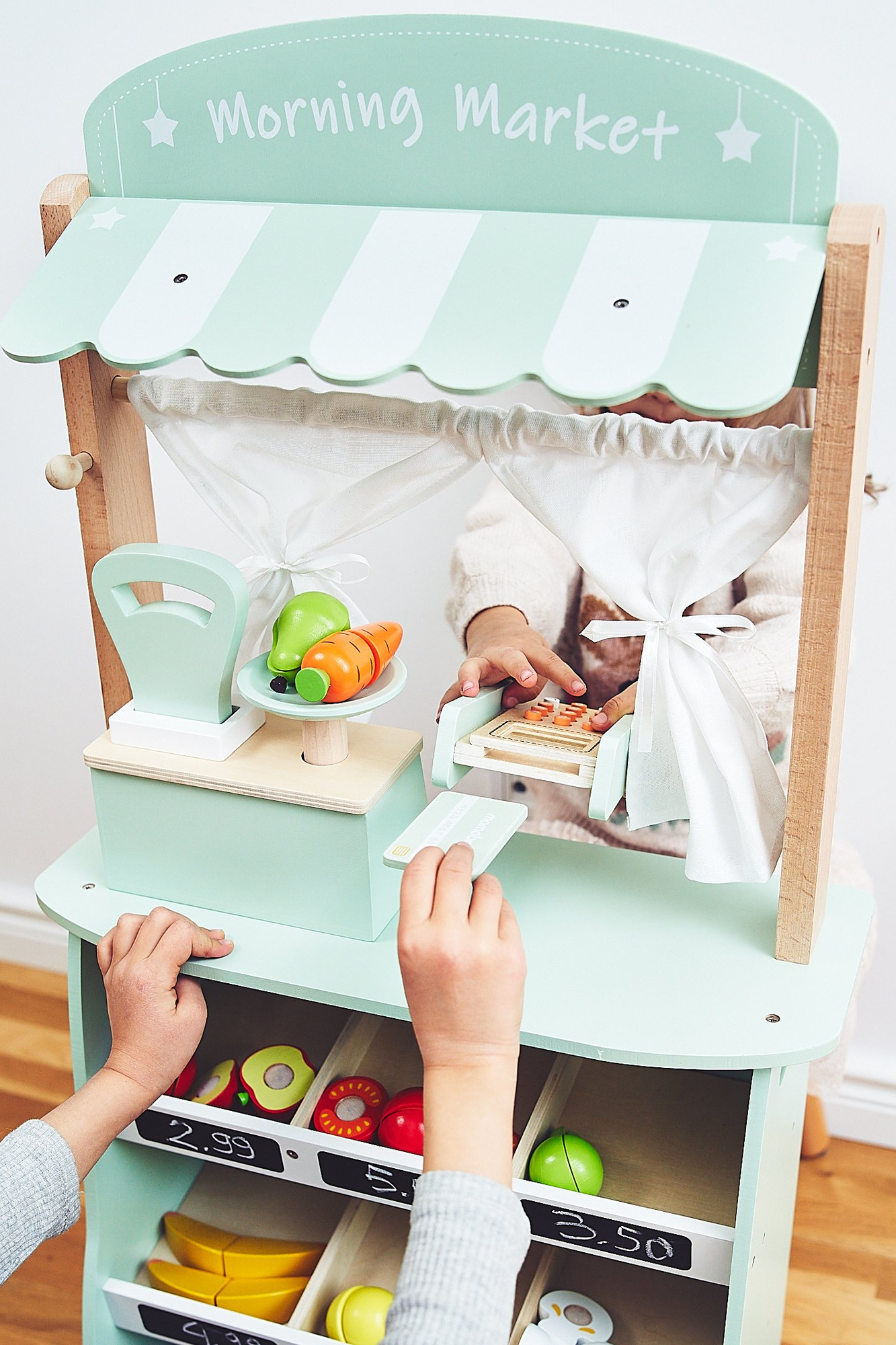 Didelė medinė parduotuvė - prekystalis ir teatras 2 viename su svarstyklėmis, mokėjimo terminalu, vaisiais ir daržovėmis