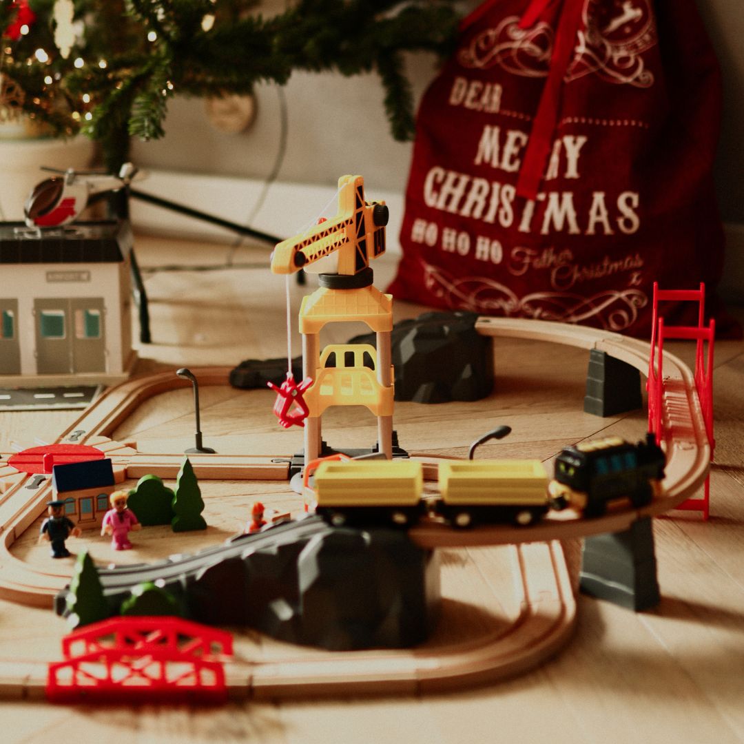 Medinis geležinkelis, akumuliatorinis traukinys - Miestas: bėgiai, automobiliai, tiltas, oro uostas