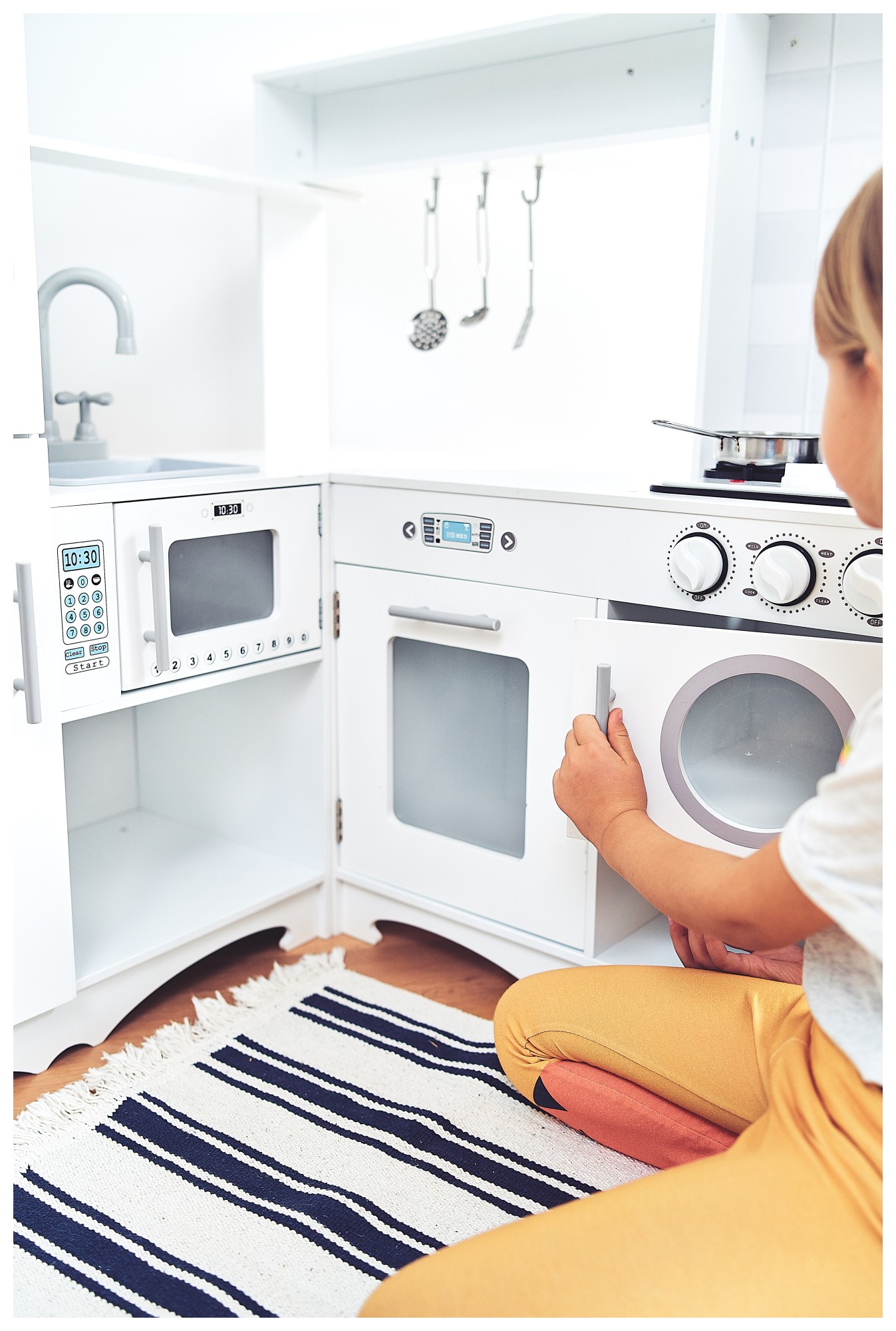 Kampinė medinė XXXL virtuvė su šaldytuvu, orkaite, skalbimo mašina, prijuoste ir priedais