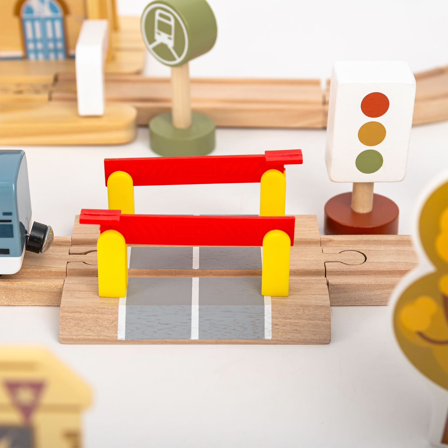 Medinis miesto geležinkelis su elektriniu traukiniu – judančiu kranu, laivu, tiltais