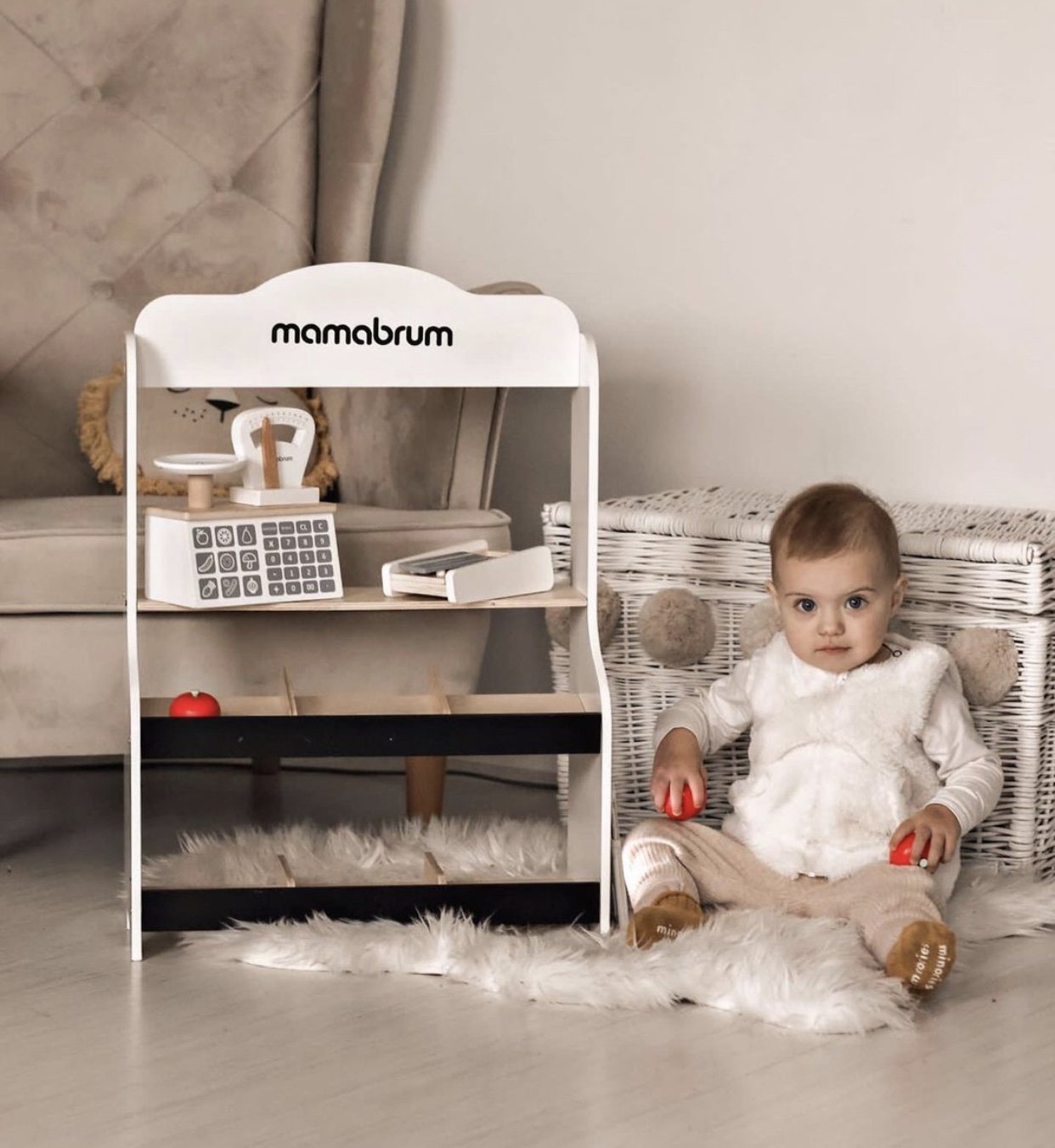 Mini turgus - parduotuvė su svarstyklėmis, terminalu, mokėjimo kortele ir vaisiais