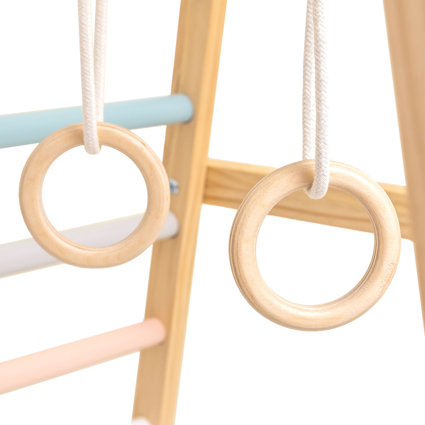 Medinė žaidimų aikštelė viduje su sūpynėmis, gimnastikos žiedais ir laipiojimo tinklu