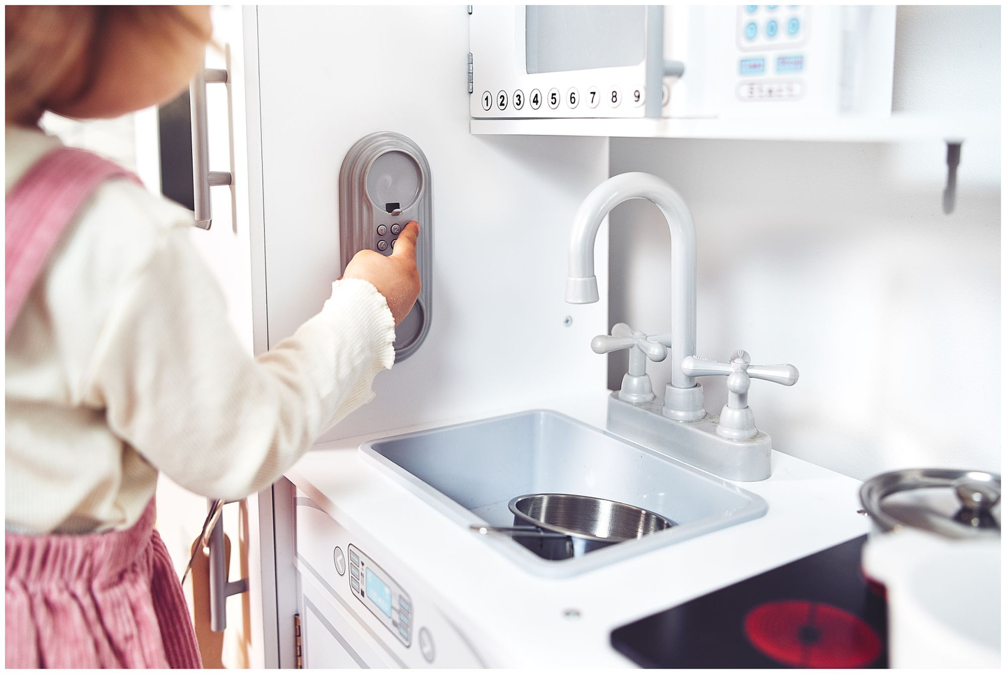 Dideli mediniai balti virtuvės reikmenys ir prijuostė